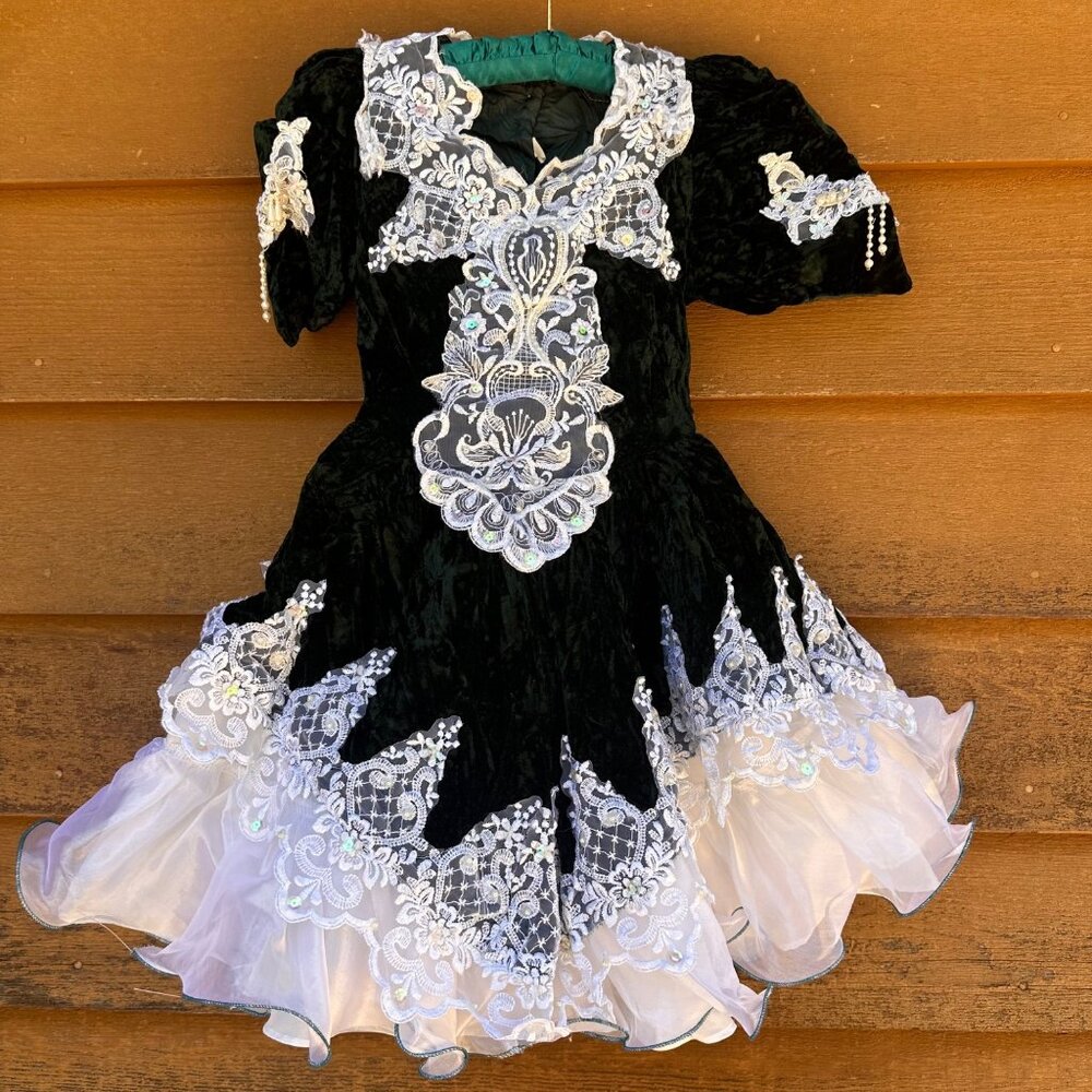 Girls Green Velvet Dress With White Lace & Pearl Accents Size 7 Elegant Design M